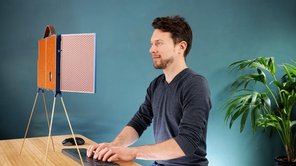 Este youtuber criou um PC de três telas que dobra e vira uma maleta