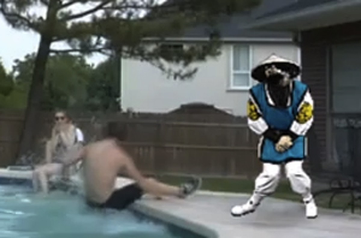 Raiden, do Mortal Kombat, assiste os 'Fails' mais engraçados da Internet