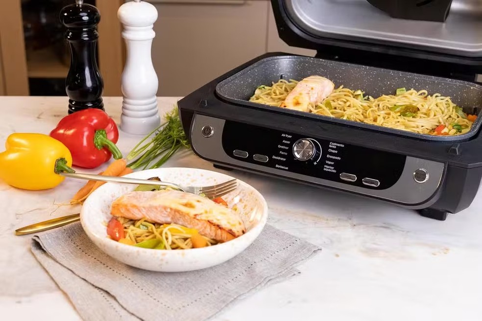 Mesmo tendo revestimento antiaderente, dependendo da receita pode ser trabalhoso limpar essa air fryer — Foto: Foto: Divulgação/WAP