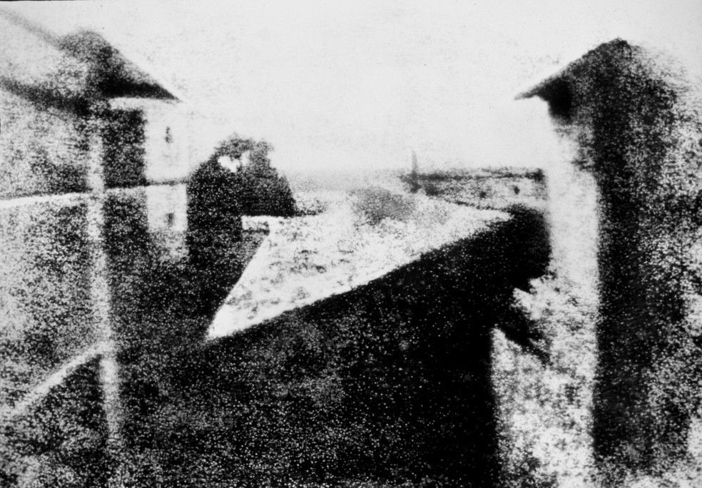 A primeira foto do mundo ficou conhecida como "Vista da Janela em Le Gras" — Foto: Divulgação