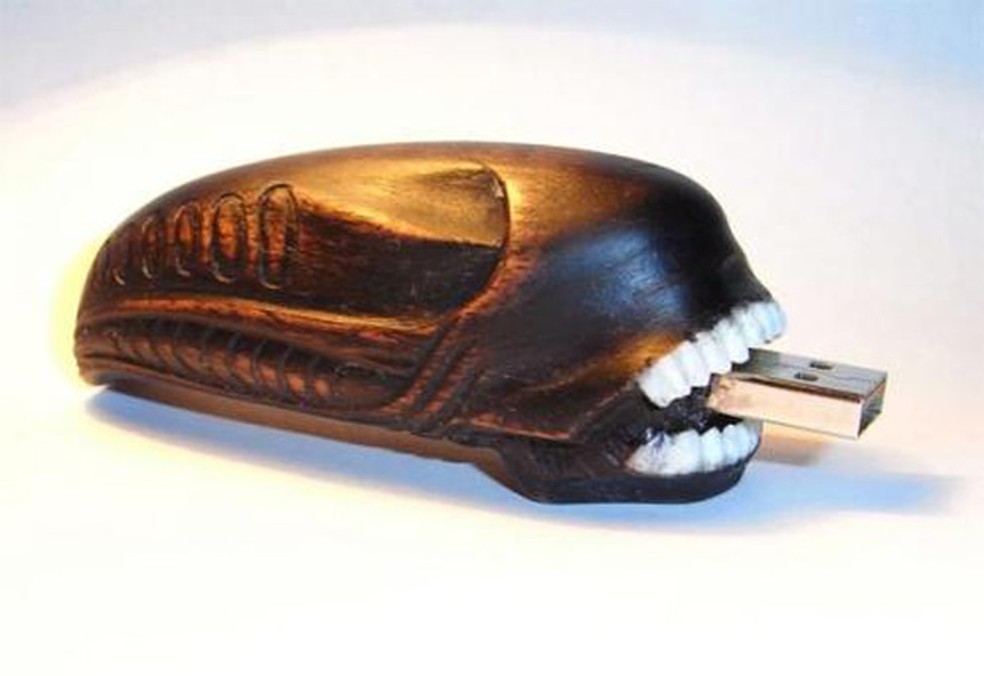 Pen drive com a cabeça do predador Alien (Foto: walyou) — Foto: TechTudo