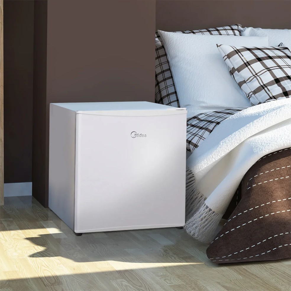 O frigobar Midea não ocupa muito espaço e é uma opção para quem vive sozinho  — Foto: Divulgação/Midea