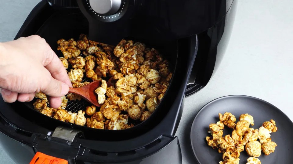 Fritar estas 6 coisas na air fryer parece normal, mas pode destruir o aparelho