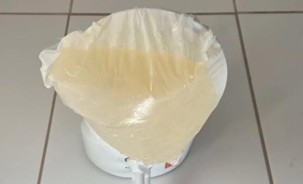 É possível desentupir o chuveiro sem desmontar — Foto: Reprodução/YouTube