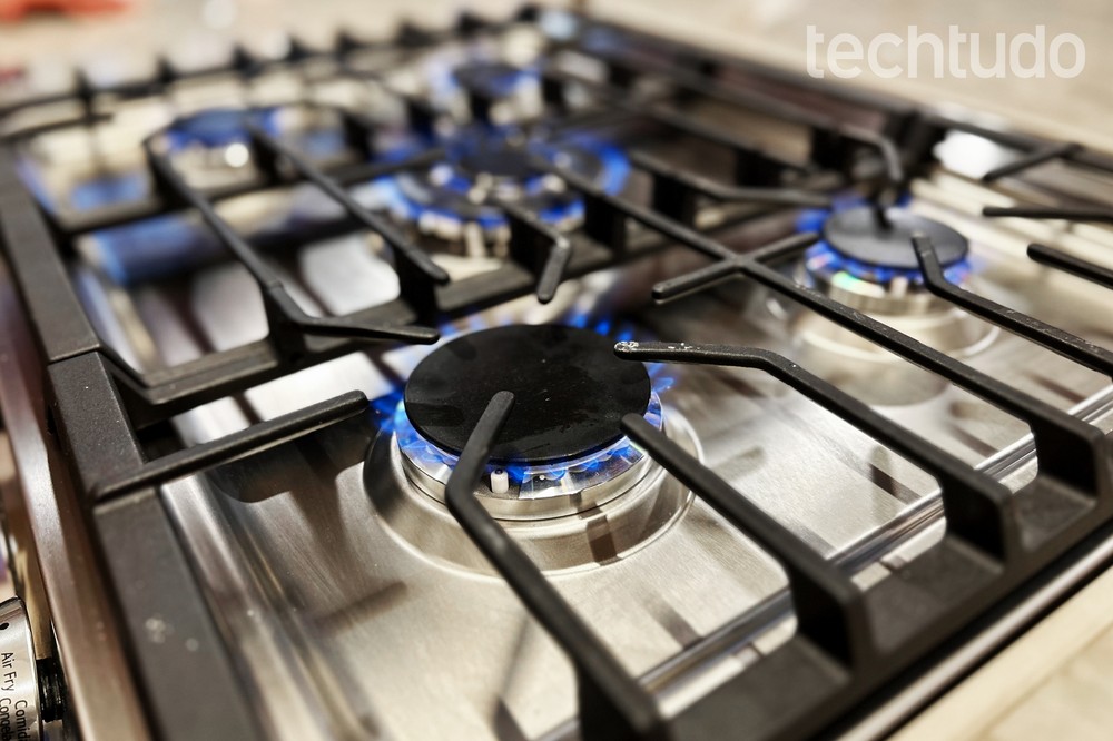 Como limpar fogão cooktop? Saiba lavar vidro, bocas e mais
