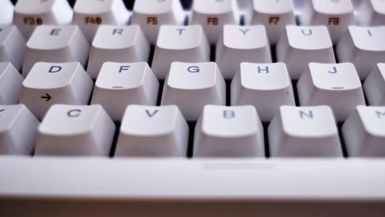 Já notou o risquinho nas teclas F e J do teclado? Tem um motivo genial