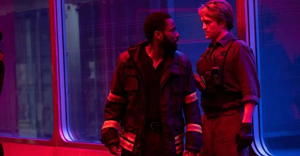 Em Tenet, um espião deve recuperar uma tecnologia capaz de alterar a ordem do tempo — Foto: Reprodução/IMDb
