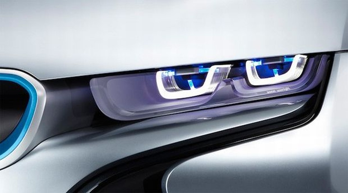 Лазерные фары bmw. BMW i8 лазерные фары. BMW Laserlight. БМВ 7 лазерная оптика. BMW i8 Laser Light.