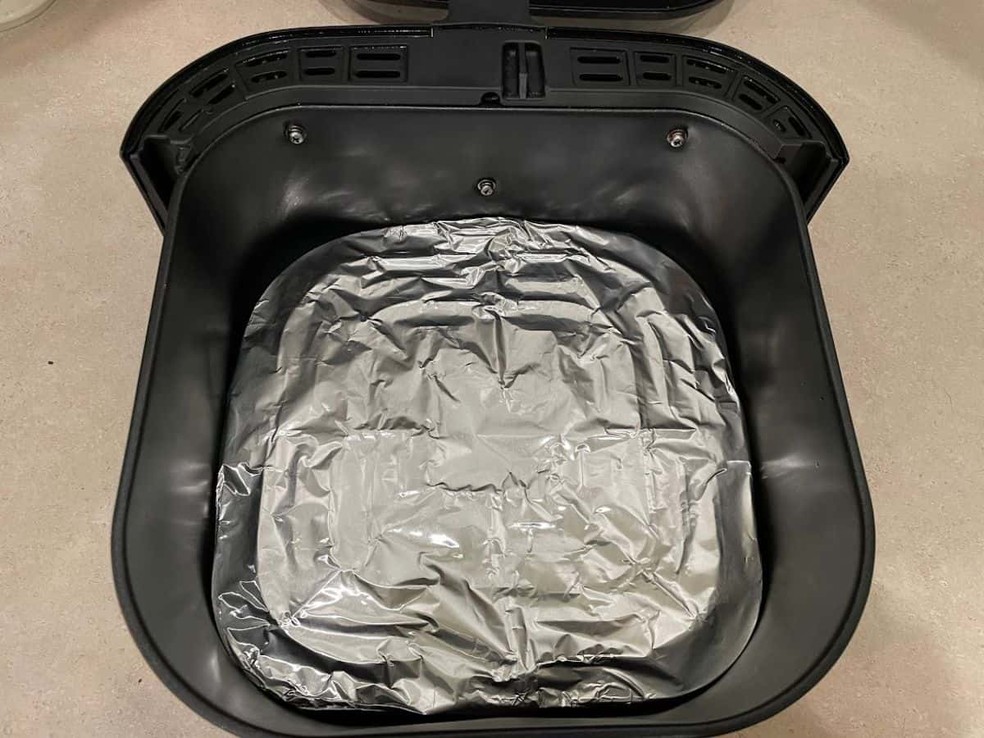 Colocar alumínio dentro da air fryer não é um problema, desde que você tome todos os cuidados necessários com o material — Foto: Reprodução/AlsoTheCrumbs