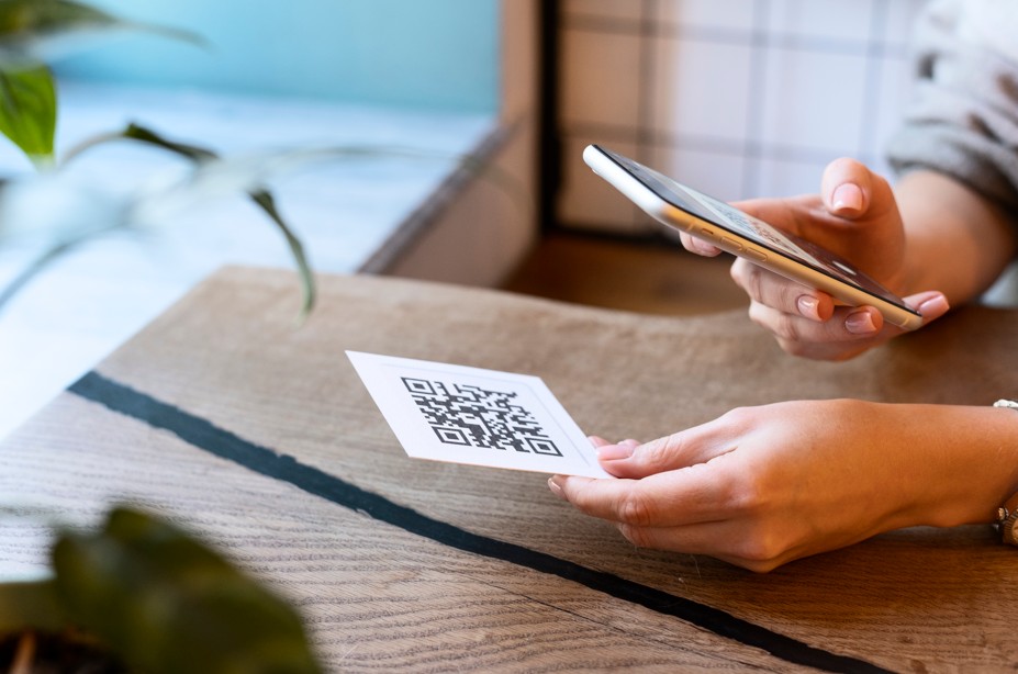 Por que você não deve escanear QR Codes na rua — especialistas alertam