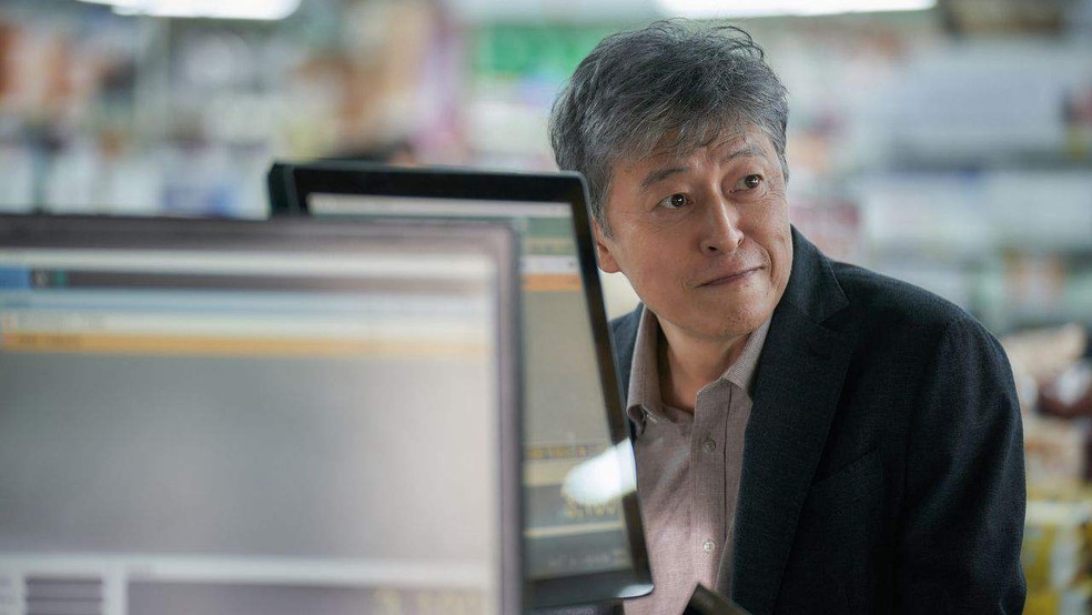 O detetive Chul-min tem forte laço com a protagonista — Foto: Divulgação/Netflix