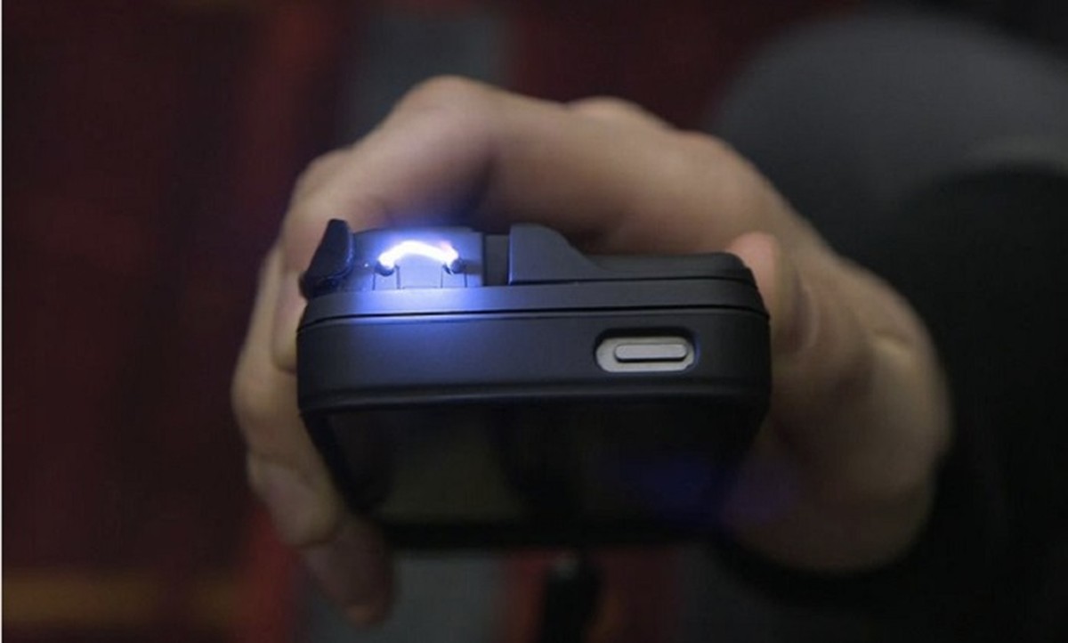 Case para iPhone Yellow Jacket inova ao colocar taser embutido na traseira