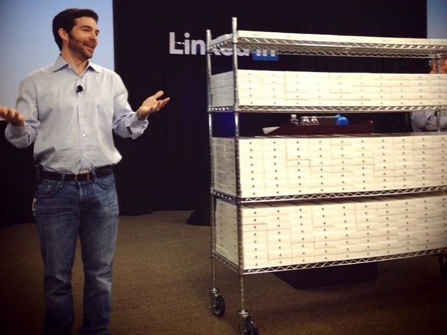 LinkedIn distribui iPad mini a funcionários em comemoração