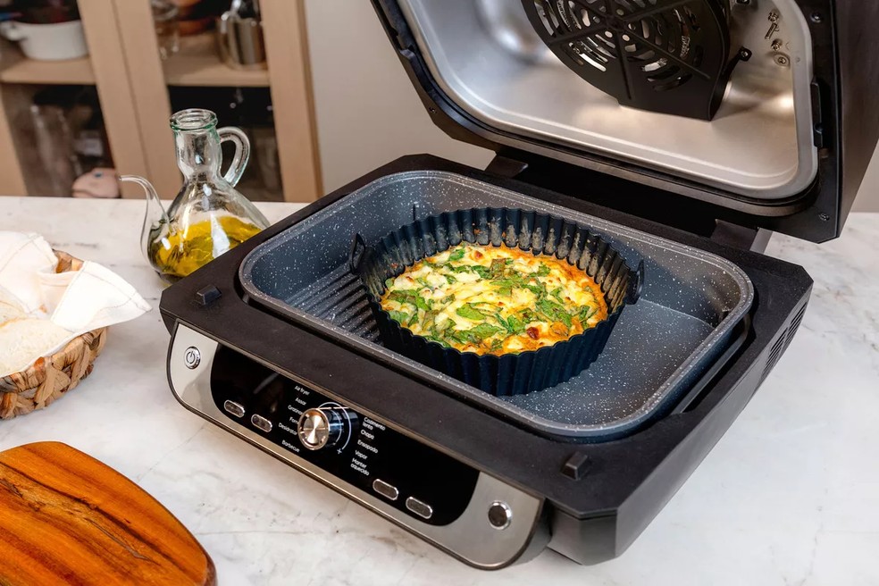 Fritadeira elétrica Wap Air Fryer Barbecue Digital conta com cesto, grelha, escova de limpeza, além de outros órios — Foto: Divulgação/Wap