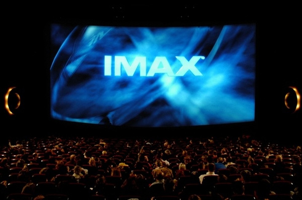 Salas de cinema IMAX contam com uma tela gigante e curvada que cobre todo campo de visão do espectador — Foto: Reprodução