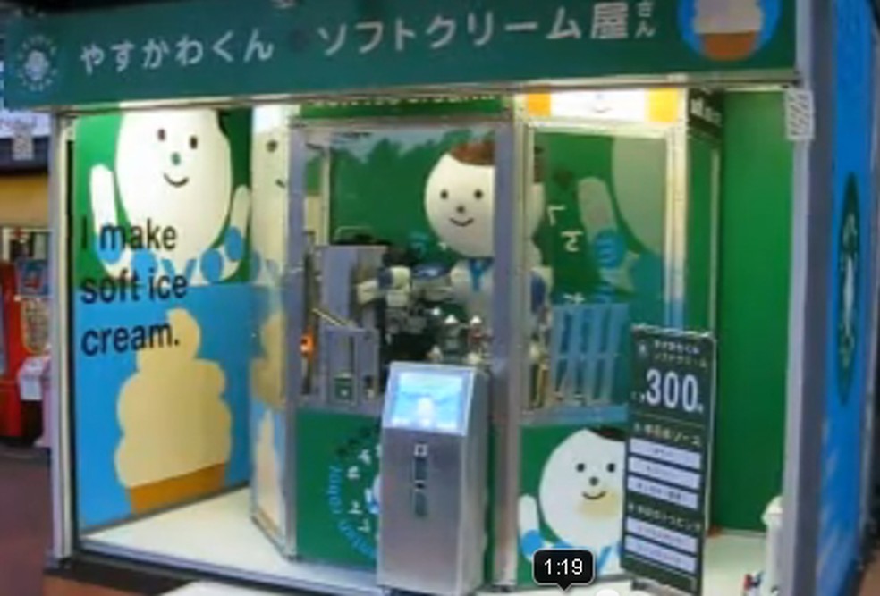 Robô sorveteiro prepara sundaes no Japão