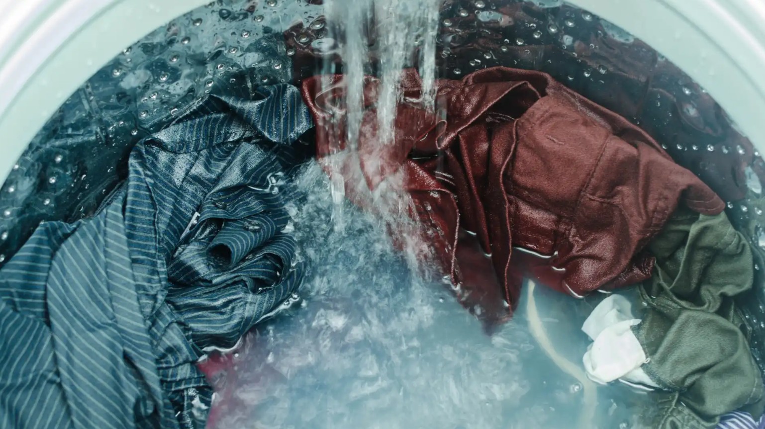 Colocar pouca roupa na máquina estraga? Veja impactos e como fazer