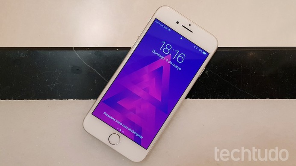 Apague o iPhone 8 manualmente para desbloqueá-lo  — Foto: Thássius Veloso/TechTudo