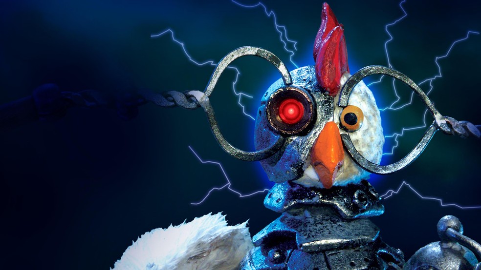 Um frango é torturado por um cientista a assistir os programas mais bizarros da televisão em Frango Robô — Foto: Divulgação/HBO Max
