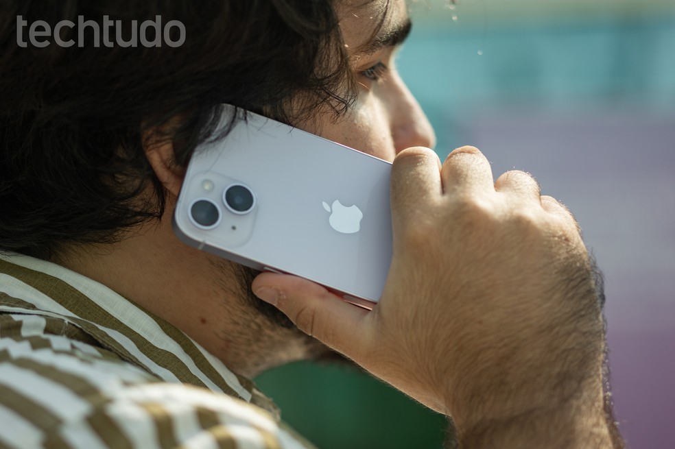 Homem durante ligação no iPhone — Foto: Mariana Saguias/TechTudo