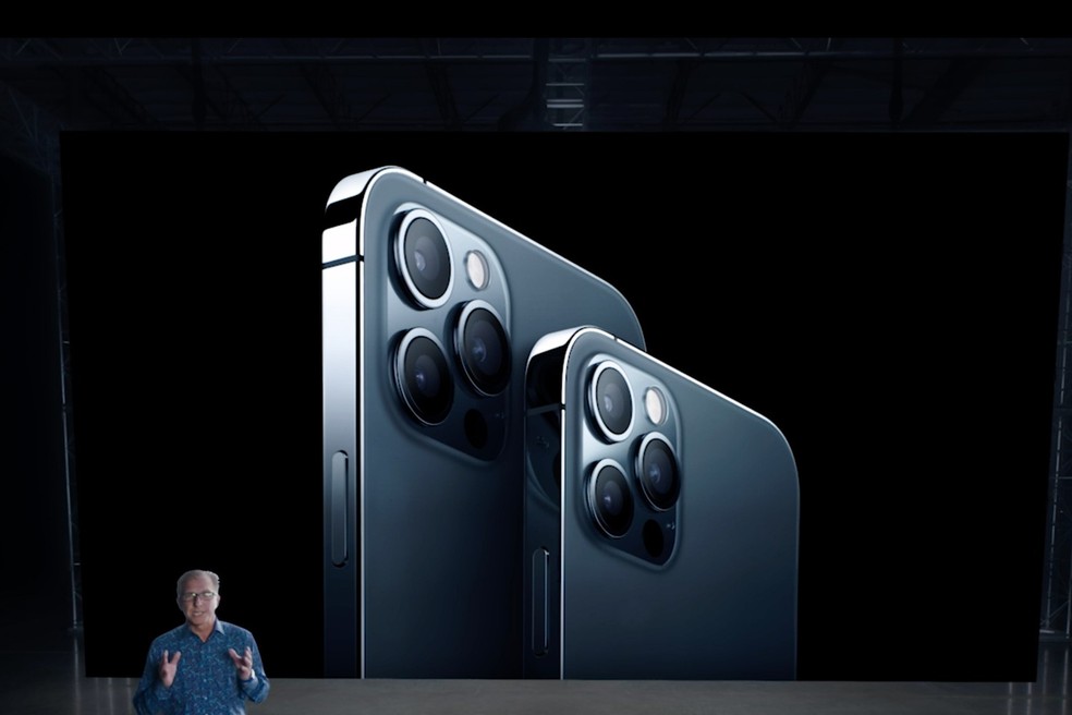 iPhone 12  também já sai de fábrica com o 5G — Foto: Divulgação/Apple