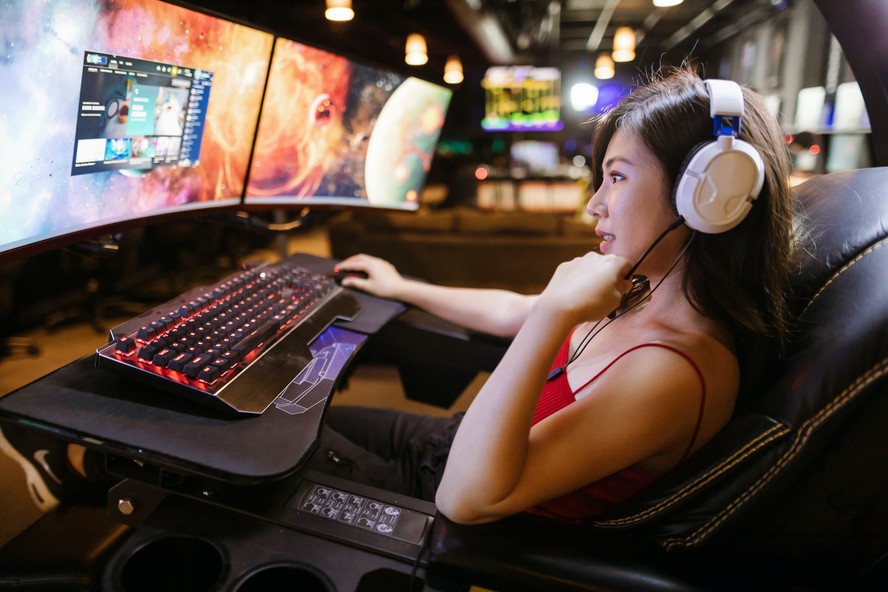 Jogos de vídeo ao vivo de jogadores modernos jogam no computador