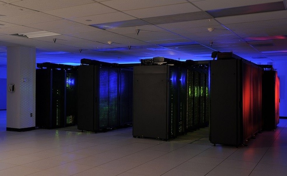 Os supercomputadores representam muito bem a evolução dos processadores da Lei de Moore (Foto: Reprodução / datacenterjournal) — Foto: TechTudo