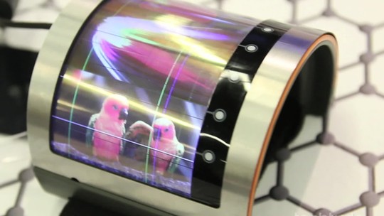 Celular 'que dobra' e tela de holograma; smartphones com displays diferentes