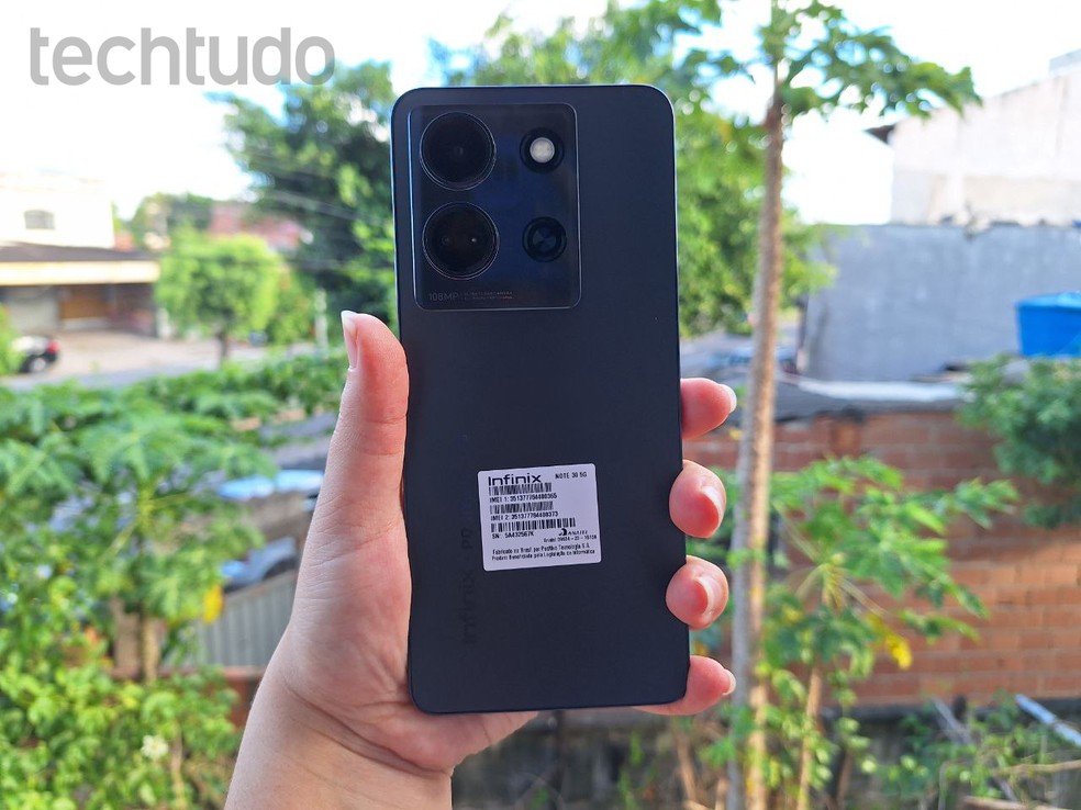 Infinix Note 30 5G possui carcaça em plástico industrial — Foto: Taís Aparecida/TechTudo