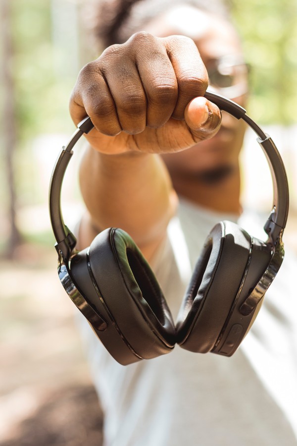 Fone de ouvido faz mal? Saiba volume e frequência ideais para uso seguro