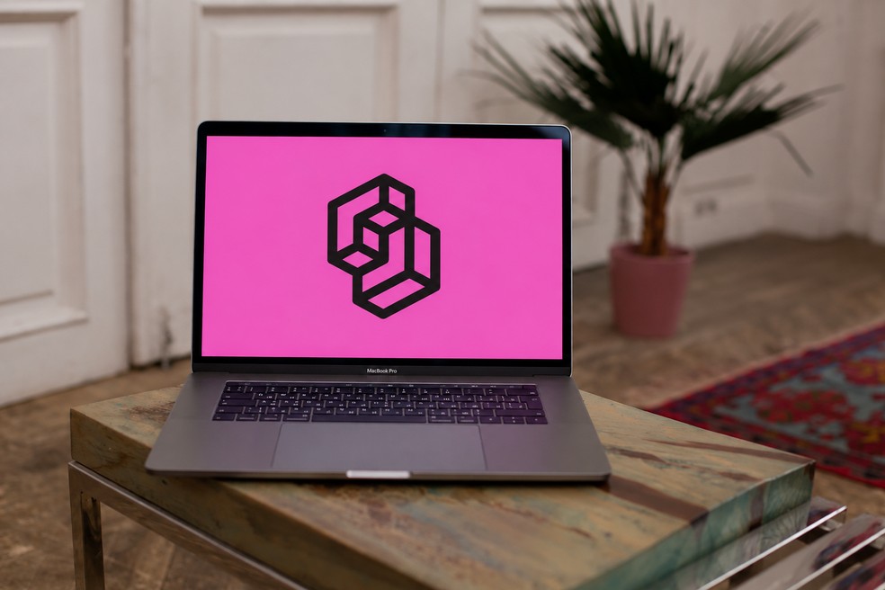 Jev é o primeiro modelo público da TypeSafe AI, startup fundada pelo ex-pesquisador da OpenAI Diogo Almeida — Foto: Reprodução/Pexels/TypeSafe/Editada com IA