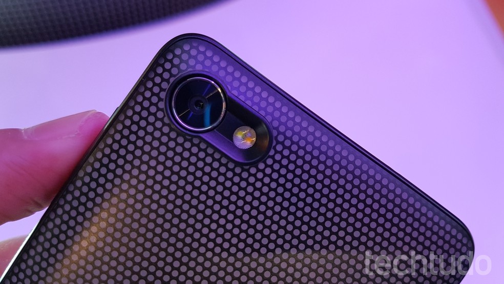 Detalhe da câmera do Alcatel A5 LED — Foto: Thássius Veloso/TechTudo