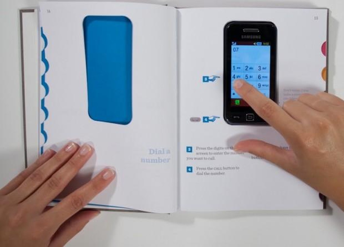 Conceito coloca celular dentro do próprio manual de instruções