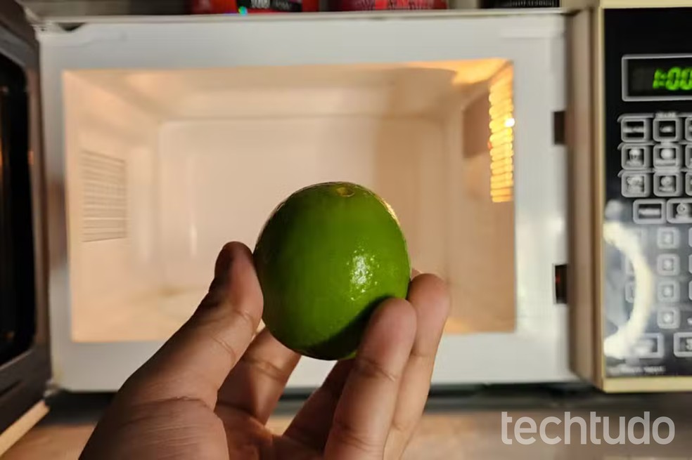 Truque de usar o limão como desengordurante funciona mesmo? Nós testamos — Foto: Rafael Costa/TechTudo