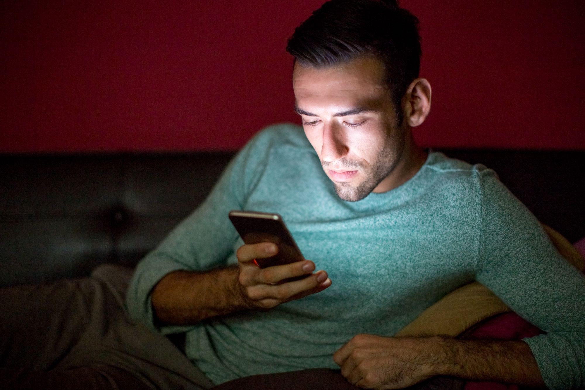 Usar o celular no escuro faz mal à visão? Veja o que dizem especialistas