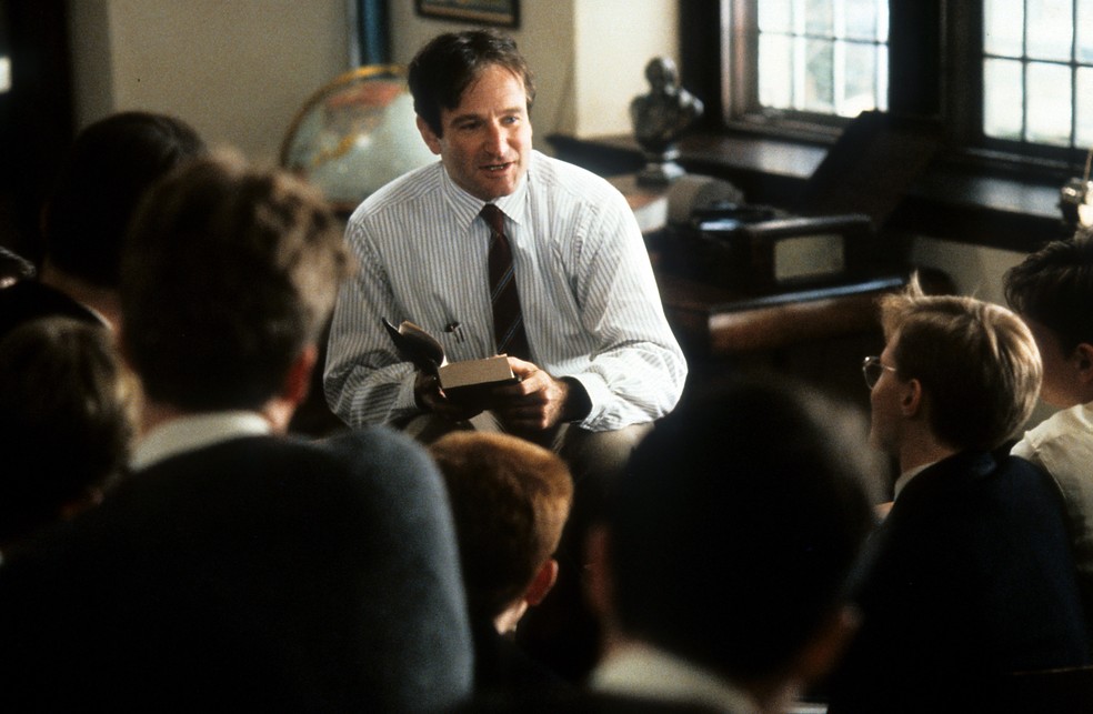 Robin Williams interpreta um professor de Literatura Inglesa que altera a mentalidade de seus alunos — Foto: Reprodução/IMDb