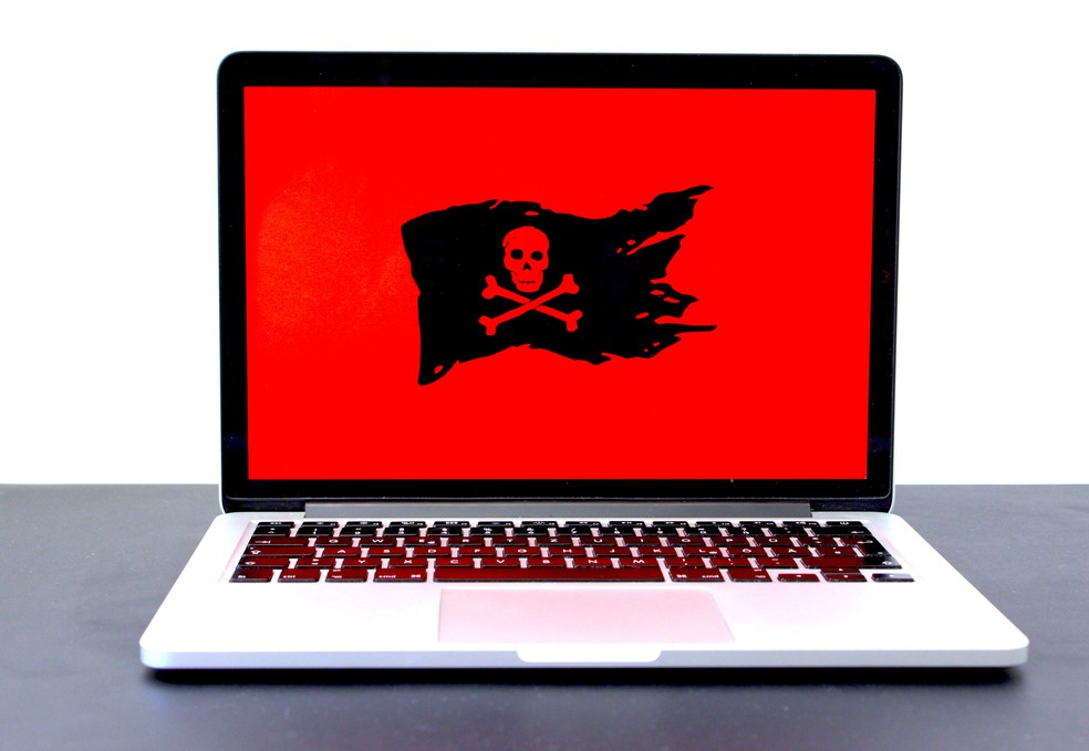 Usar sites piratas deixa o seu computador desprotegido contra golpes e roubos de informações, entre outros riscos. — Foto: Michael Geiger/Unsplash