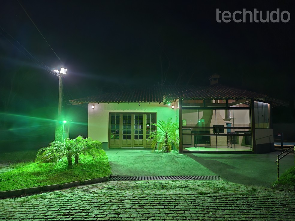 Foto de casa tirada com o Galaxy Z Flip 5, com modo noturno dedicado — Foto: Ana Letícia Loubak/TechTudo