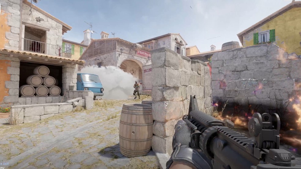 Smoke bem utilizada forçando o inimigo a trocar tiro sem cover — Foto: Reprodução/Steam