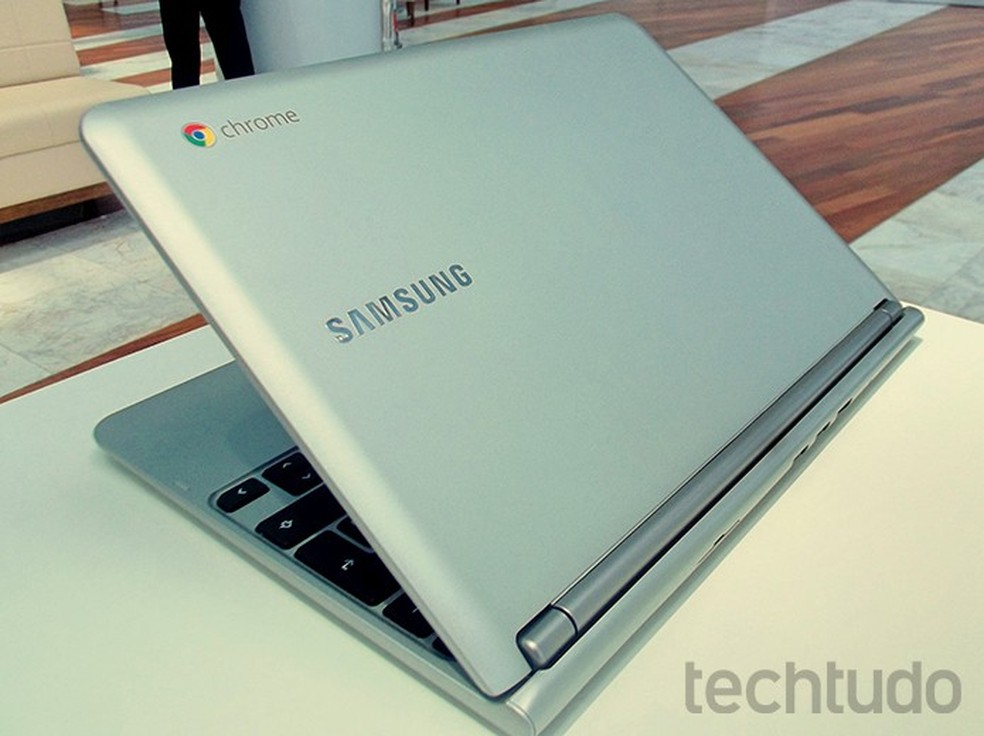 Com acabamento premium, Chromebook da Samsung só se diferencia pelo símbolo na tampa (Foto: Paulo Alves/TechTudo) — Foto: TechTudo