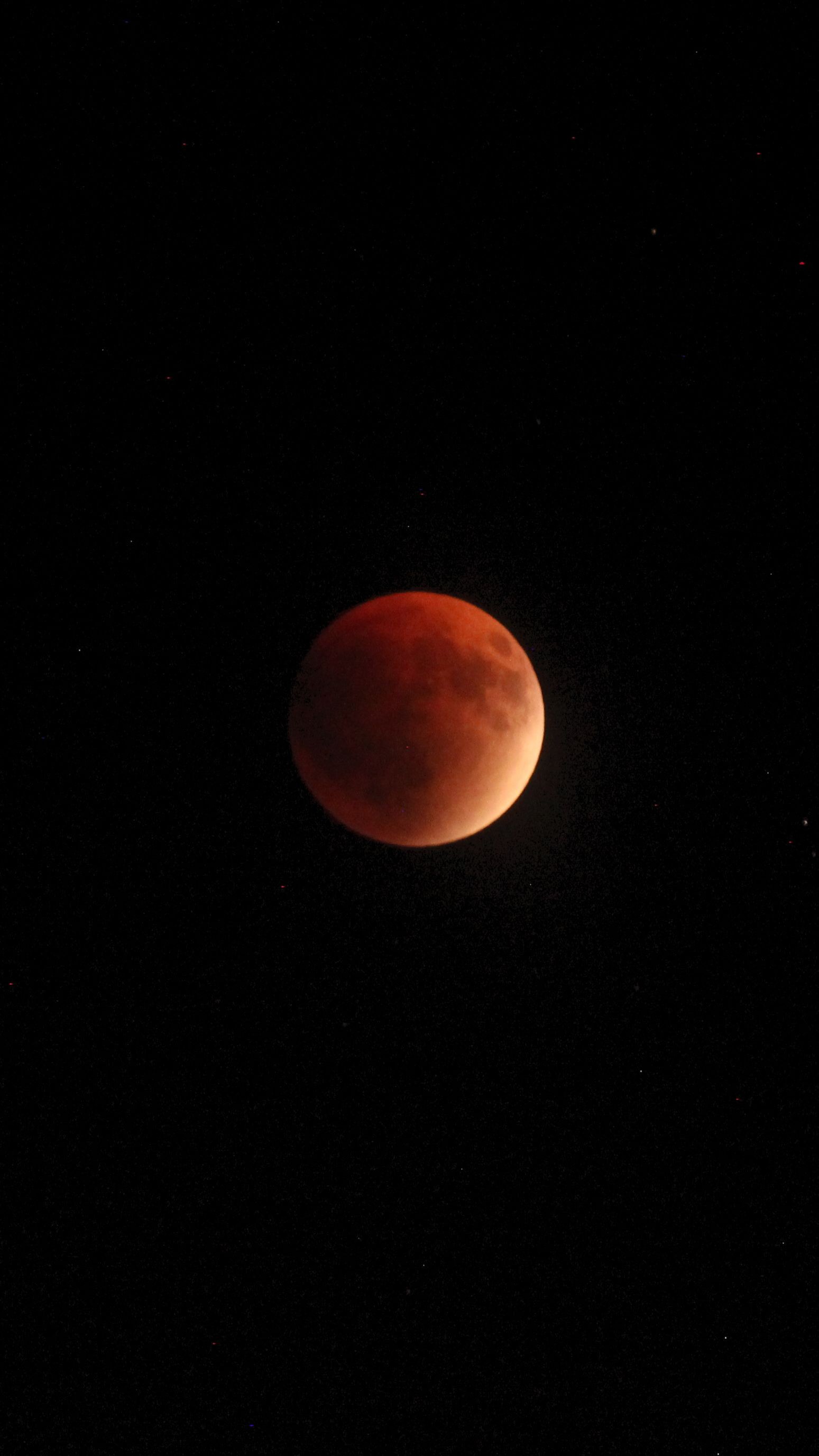 Eclipse lunar será visto hoje (27) no Brasil: veja como assistir online