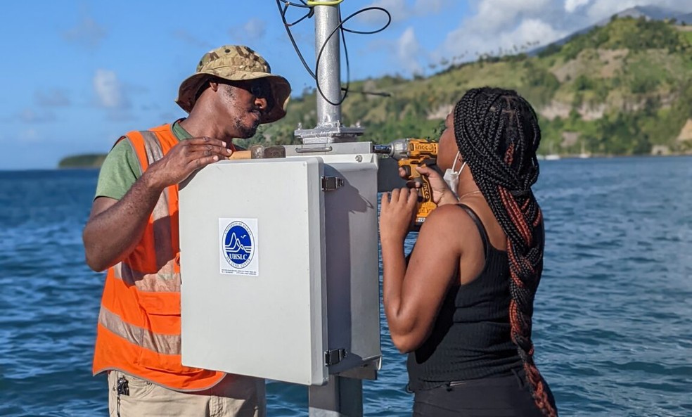 Estação de medição do nível do mar instalada perto do vulcão La Soufrière, em São Vicente e Granadinas, após sua erupção em 2021, para permitir o monitoramento de um possível tsunami gerado pelo vulcão — Foto: Reprodução/COI/UNESCO