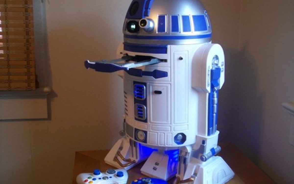 Um R2-D2 com Xbox e projetor