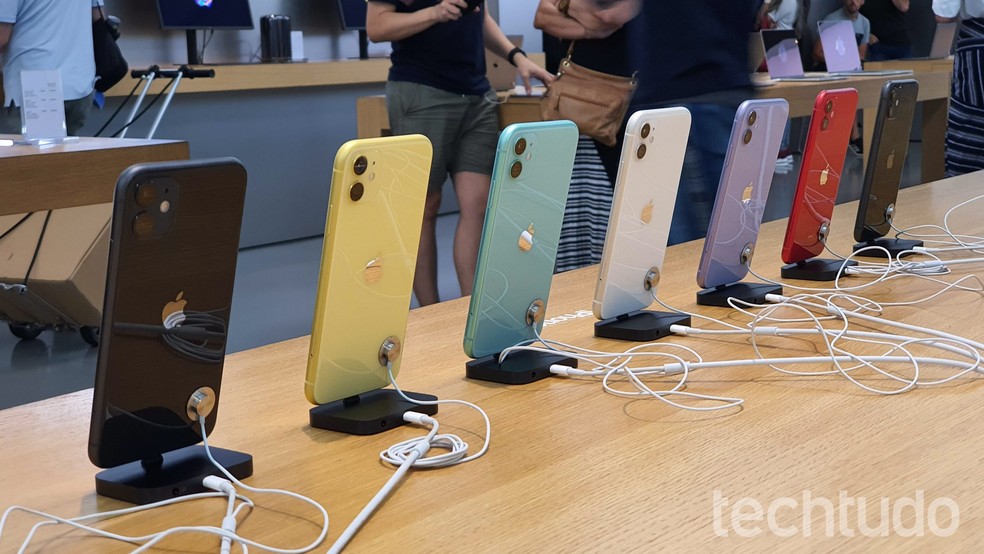 iPhone 11: seis cores diferentes — Foto: Thássius Veloso/TechTudo