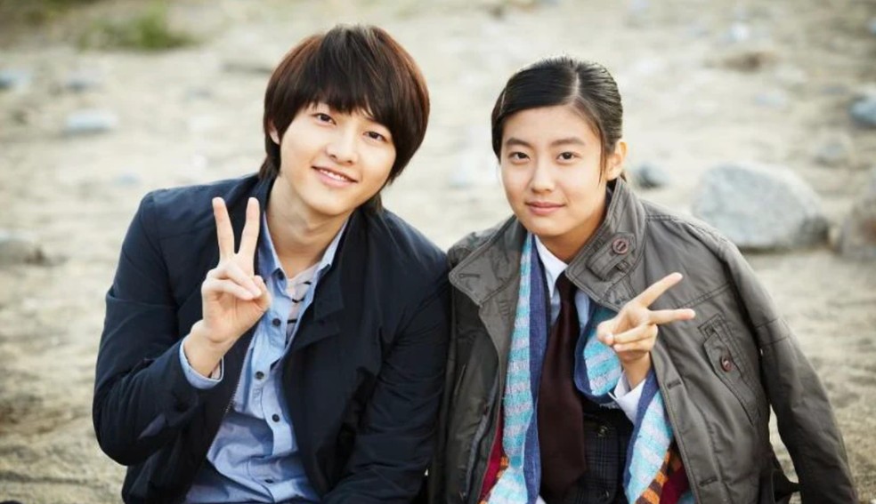  Song Joong-ik e Nam Ji-hyun interpretam irmão no dorama Será que Vai Nevar no Natal? — Foto: Reprodução/Dienthoaivui