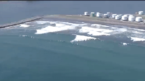 Vídeo mostra tsunami se aproximando de costa do Japão — Foto: Reprodução/G1