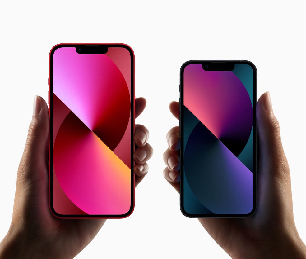 Tela iPhone 13 em comparação com a do iPhone 13 Mini — Foto: Divulgação/Apple
