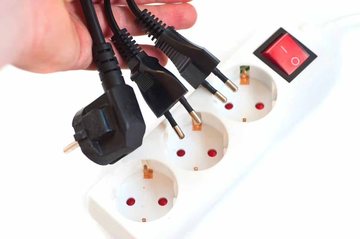 Por que eletrônicos de 110 V estragam em tomadas de 220 V? Entenda o caso