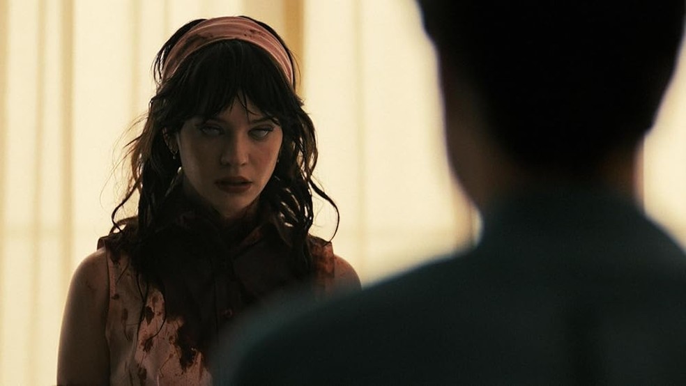 Cena de Sophie Thatcher como a androide protagonista de Acompanhante Perfeita — Foto: Reprodução/IMDb