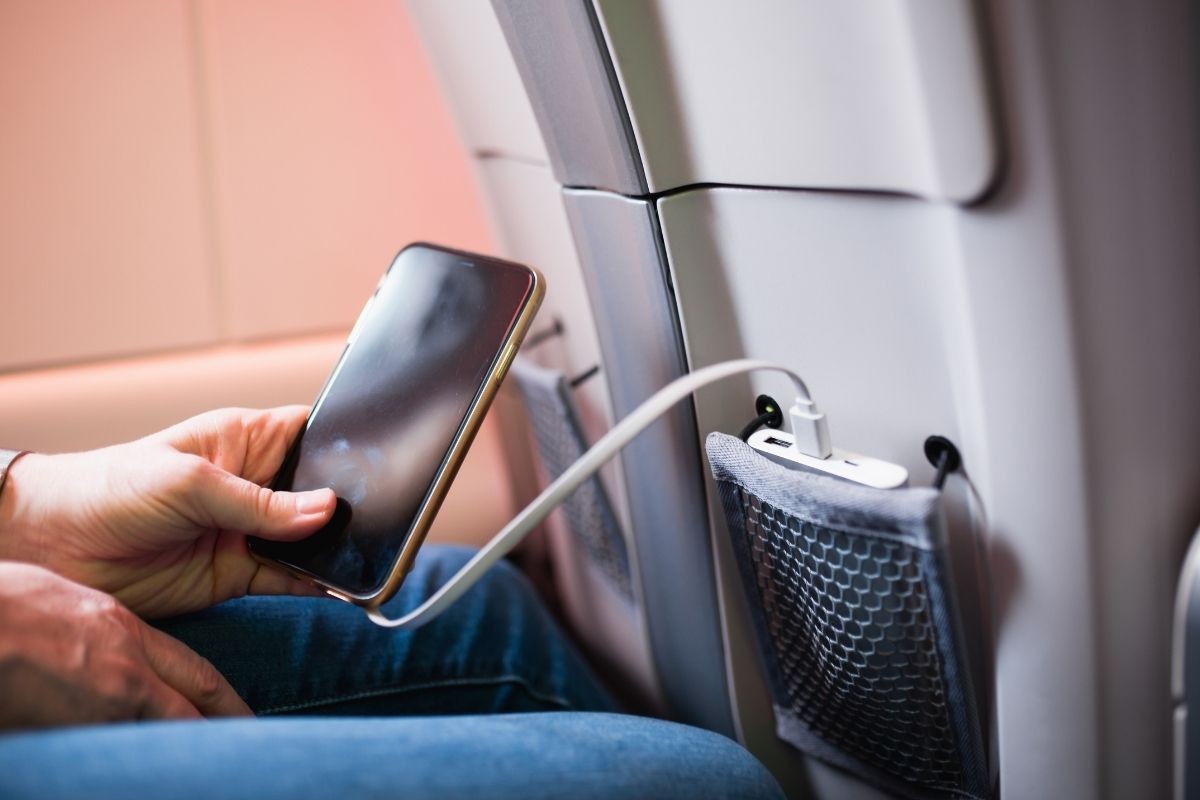 Pode levar power bank no avião? Veja limite, regras da Anac, riscos e mais